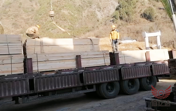 建筑木方工地卸車圖